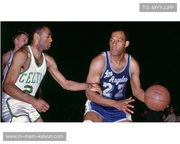 马刺背靠背体能劣势下逆转，团队协作精神成比赛转折点